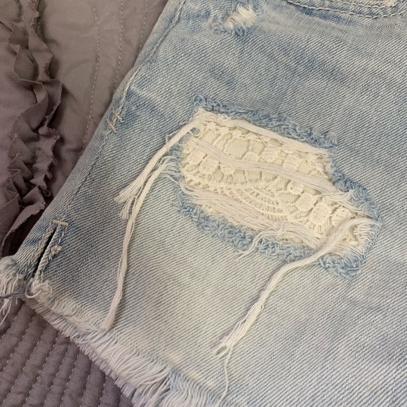 🌟NWT Light Distressed Denim Shorts - Mid Rise! - Picture 3 of 4